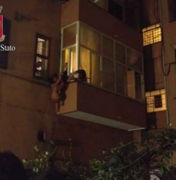 o romanca s-a aruncat de pe geam in italia