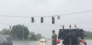 A văzut la marginea drumului un soldat în poziție de salut, în ploaie, și a oprit mașina lângă el. Când a înțeles ce se întâmplă a izbucnit în lacrimi