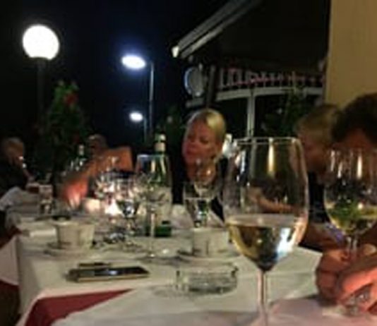 Român despre cei care se întorc în țară în luna august: “Cum se zice, bă, la sparkling uater în română”?