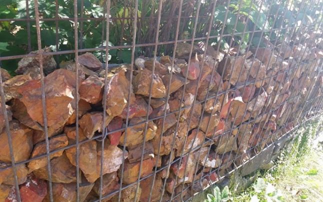 Gard din pietre semipretioase