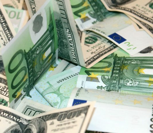 Sfaturile unui tânăr care s-a pensionat la 34 de ani: „Aruncă-ţi televizorul!” bani - dolari - euro