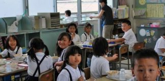 Educația la japonezi: Copiii de 4 ani circulă singuri cu metroul, elevii și profesorii fac curățenie în școli. Mamele își învață pruncii de mici să-și respecte semenii educatia japoneza