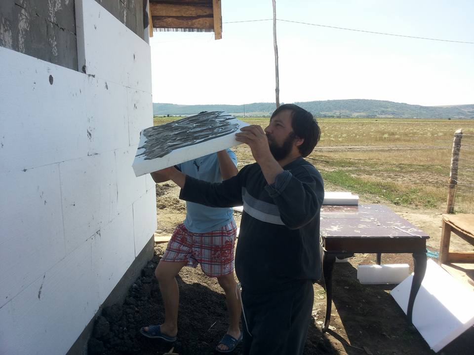 preotul Dan Damaschin case pentru sarmani