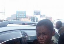 Copilul sărac s-a apropiat de o mașină oprită la semafor ca să ceară bani, dar în scurt timp a izbucnit în lacrimi când a văzut cine era la volan