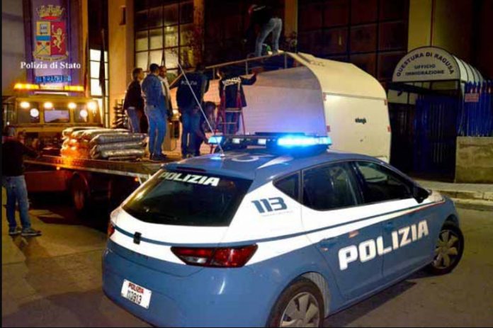 roman prins cu droguri in Italia