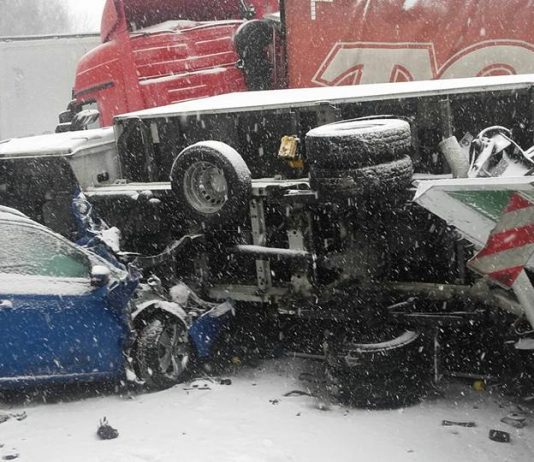 Accident înfiorător! Zeci de mașini strivite într-un carambol fără precedent pe autostradă. Şofer român filmează groaznicul accident: „Dezastru, frate!”- FOTO & VIDEO