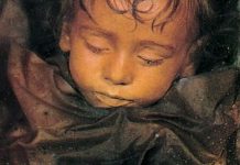 O fetiţă moartă de 90 de ani arată de parcă a decedat ieri, însă nu asta șochează – VIDEO