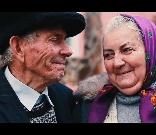 Doi bătrâni din Arad arată că dragostea nu se stinge nici după jumătate de secol de căsnicie