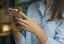 O ziaristă căuta o rețea wi-fi în Camera Deputaților. Ce a găsit e incredibil telefon