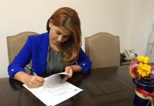 Ministrul Tineretului, deputatul Ioana Bran a pornit demersurile pentru realizarea a 400 de terenuri de sport Ioana Bran semneaza un contract