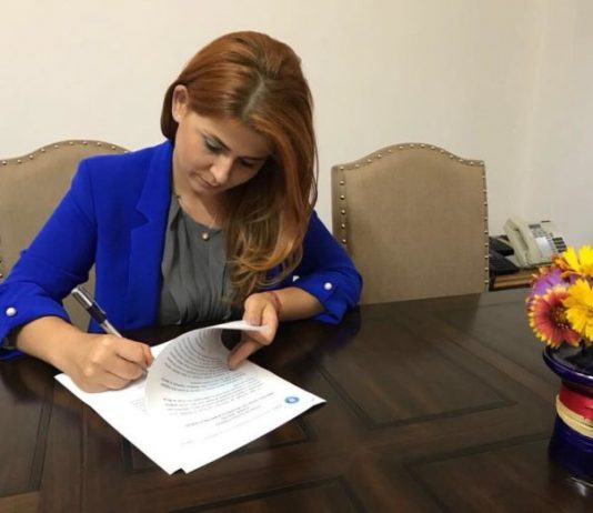 Ministrul Ioana Bran, despre trecerea Hotelului Sport în administrarea Primăriei: ”Vor fi descentralizate toate bazele sportive și de tineret” Ioana Bran semneaza un contract
